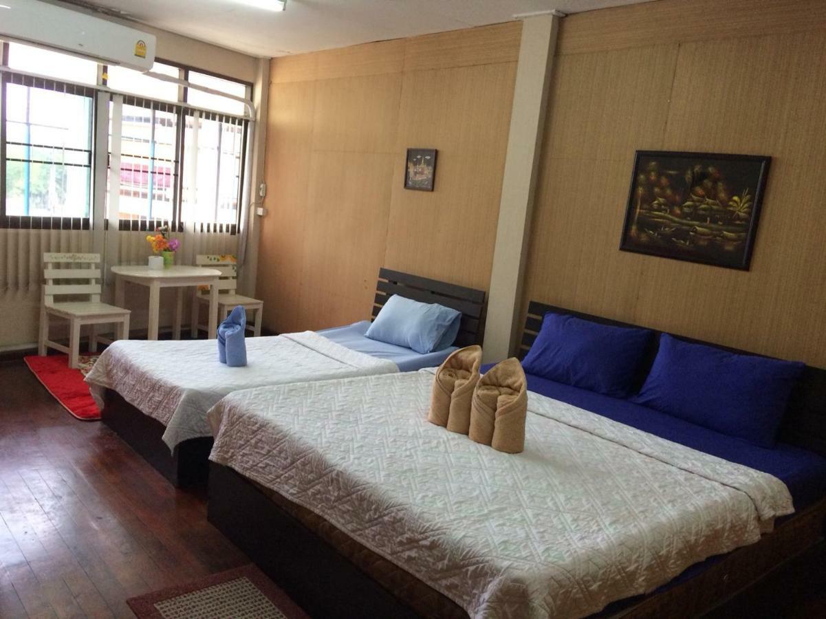 Changphuakgate Guesthouse Chiang Mai Bagian luar foto