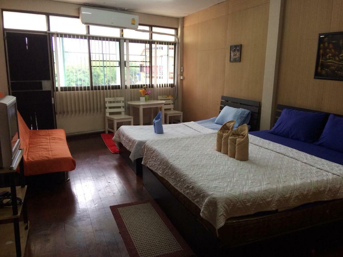 Changphuakgate Guesthouse Chiang Mai Bagian luar foto