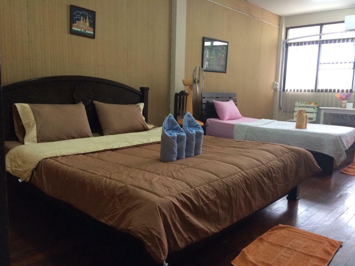 Changphuakgate Guesthouse Chiang Mai Bagian luar foto