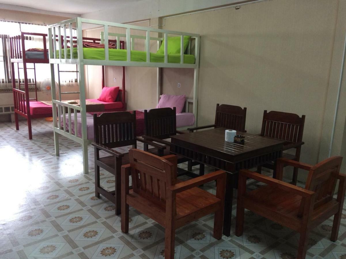 Changphuakgate Guesthouse Chiang Mai Bagian luar foto
