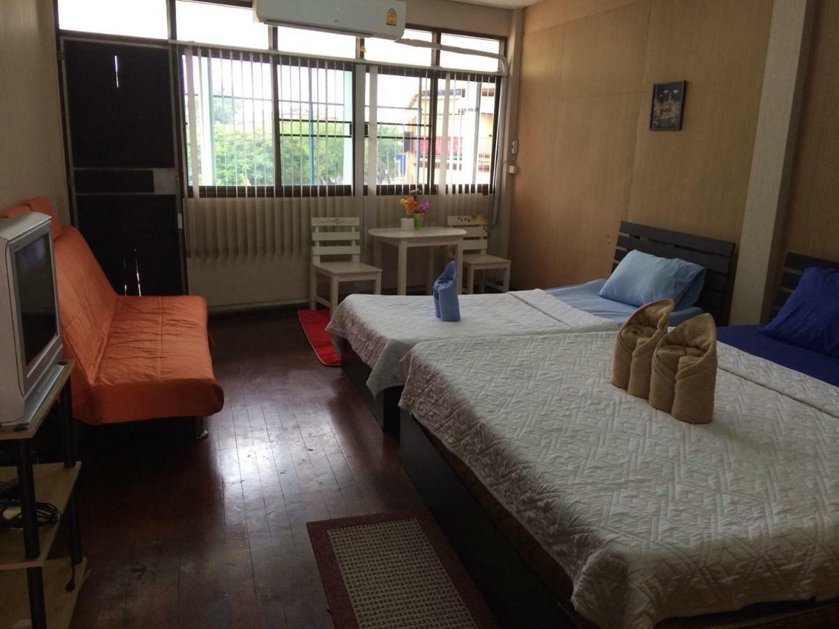 Changphuakgate Guesthouse Chiang Mai Bagian luar foto