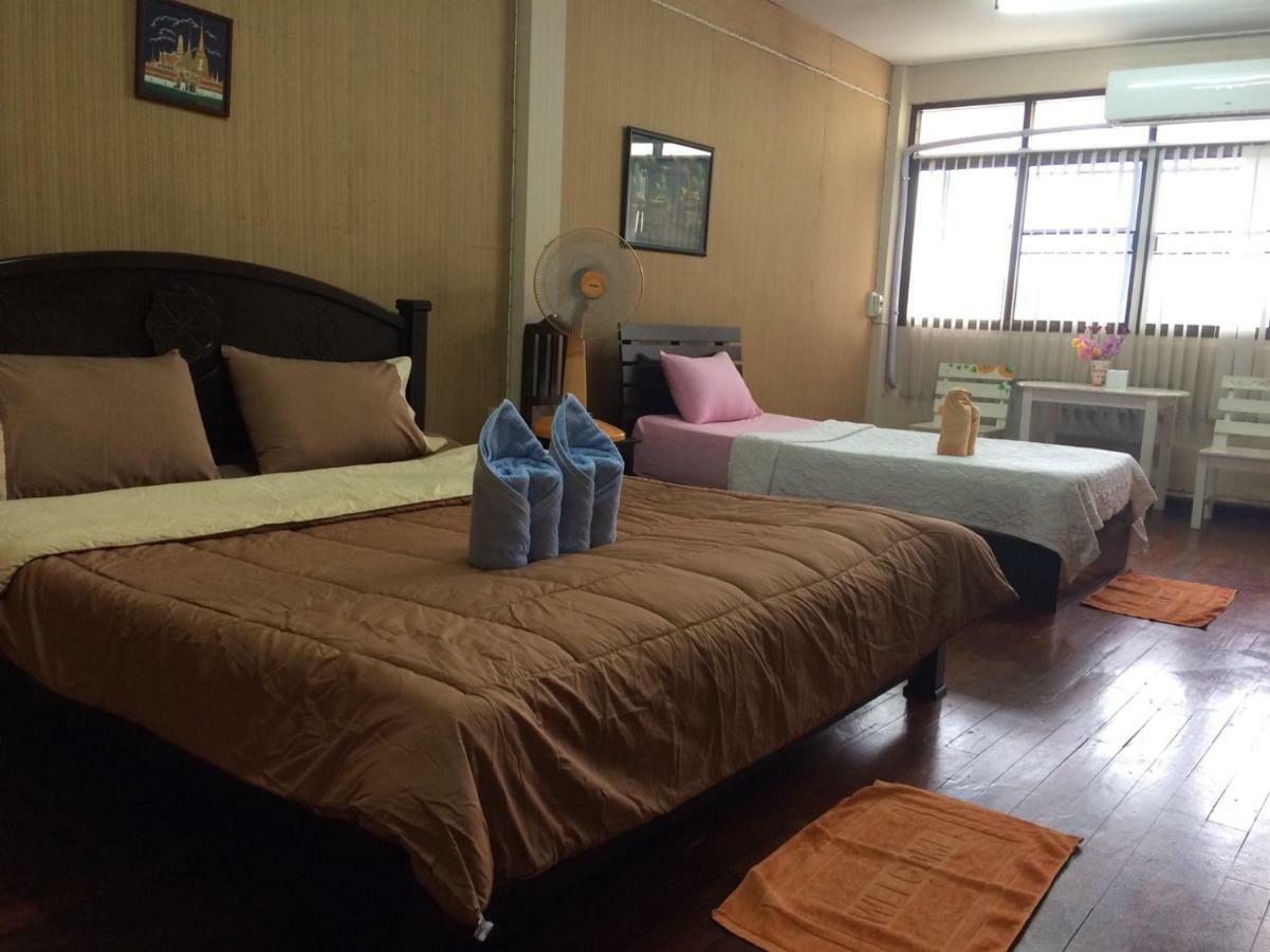 Changphuakgate Guesthouse Chiang Mai Bagian luar foto