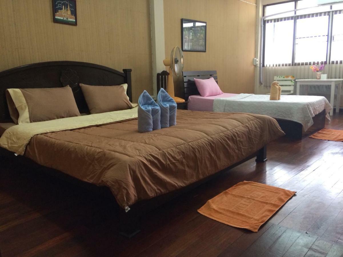 Changphuakgate Guesthouse Chiang Mai Bagian luar foto
