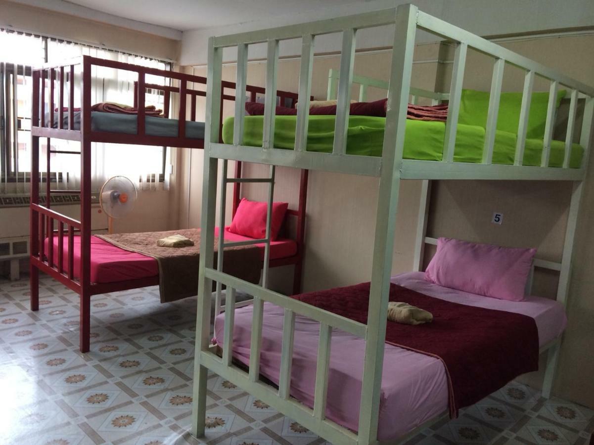 Changphuakgate Guesthouse Chiang Mai Bagian luar foto