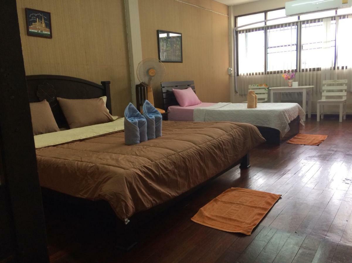 Changphuakgate Guesthouse Chiang Mai Bagian luar foto